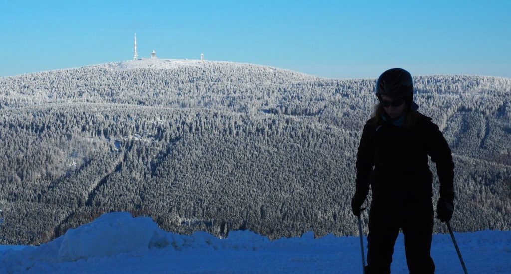 Skifahrerin vor Brocken